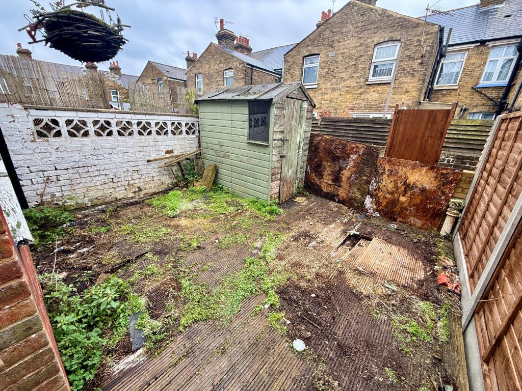 Lot: 112 - MID-TERRACED HOUSE FOR REFURBISHMENT - Garden to rear